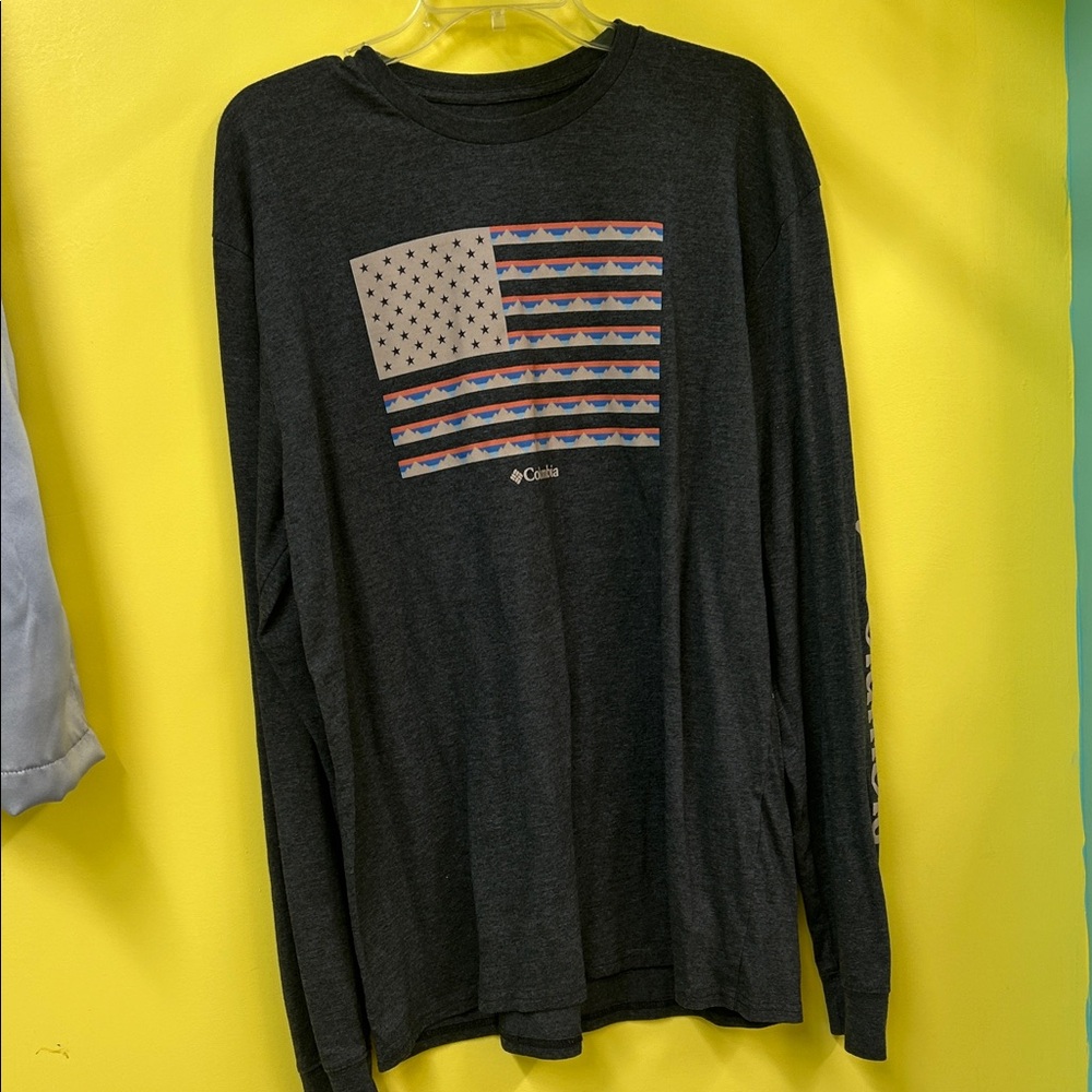 XL Columbia Men's Charcoal Long Sleeve Tee with Flag Design